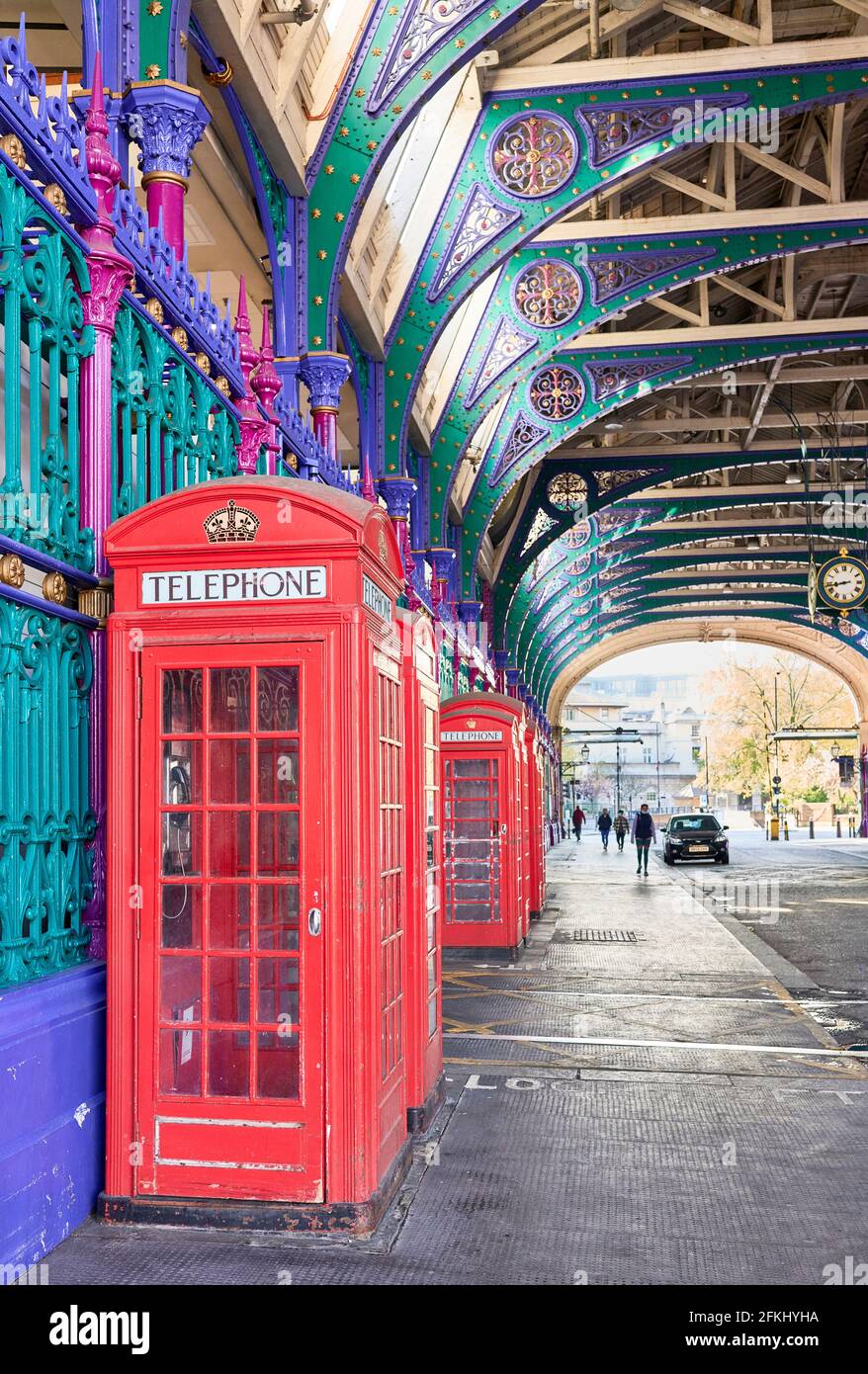 Tradizionali chioschi telefonici rossi di Londra nel mercato della carne di Smithfield Foto Stock