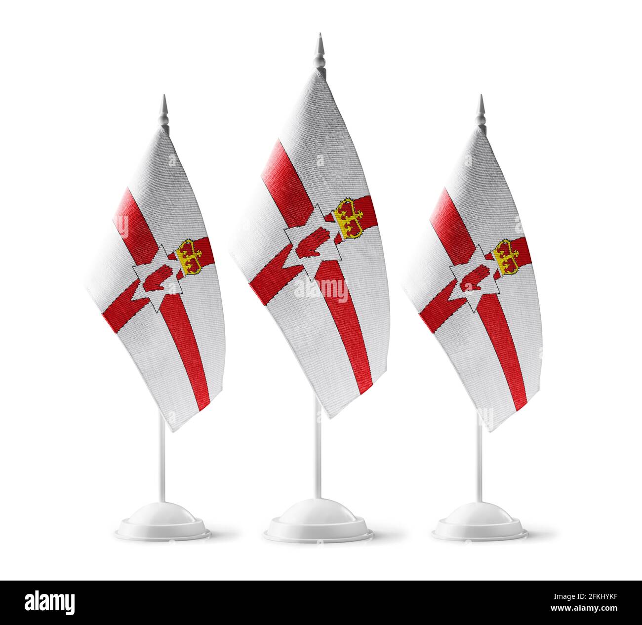 Piccole bandiere nazionali dell'Irlanda del Nord su un bianco sfondo Foto Stock
