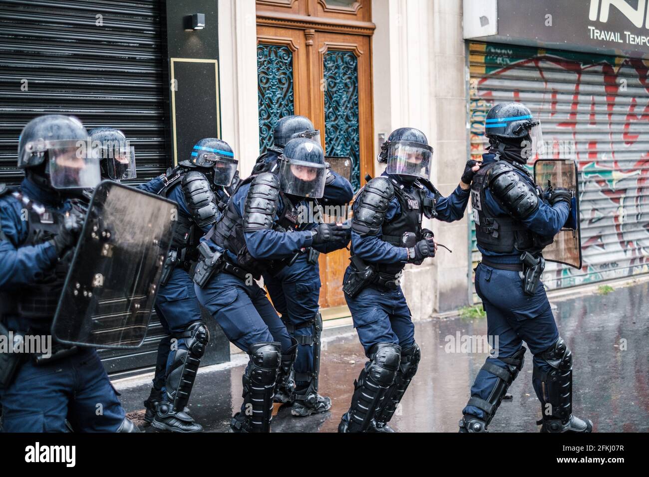 Parigi, Francia. 01 Maggio 2021. I poliziotti si prendono la mano mentre i dimostranti lanciano proiettili durante la dimostrazione. I manifestanti sono scesi per le strade di Parigi come parte delle proteste della Giornata internazionale dei lavoratori per chiedere giustizia sociale ed economica e esprimere la loro opposizione ai piani governativi di cambiare le indennità di disoccupazione. Credit: SOPA Images Limited/Alamy Live News Foto Stock