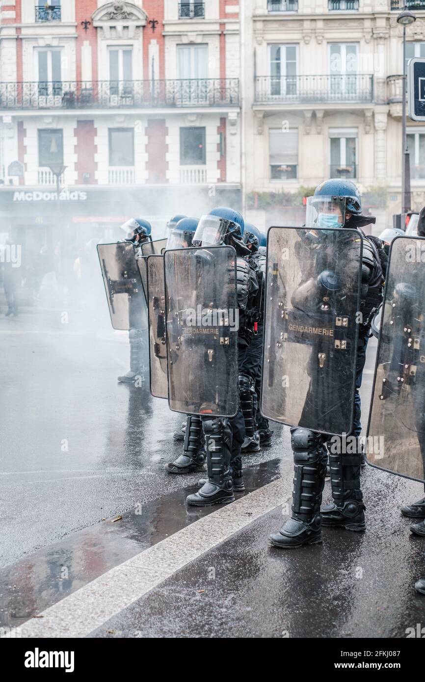 Parigi, Francia. 01 Maggio 2021. Gli agenti di polizia si trovano in guardia durante la dimostrazione. I manifestanti sono scesi per le strade di Parigi come parte delle proteste della Giornata internazionale dei lavoratori per chiedere giustizia sociale ed economica e esprimere la loro opposizione ai piani governativi di cambiare le indennità di disoccupazione. Credit: SOPA Images Limited/Alamy Live News Foto Stock