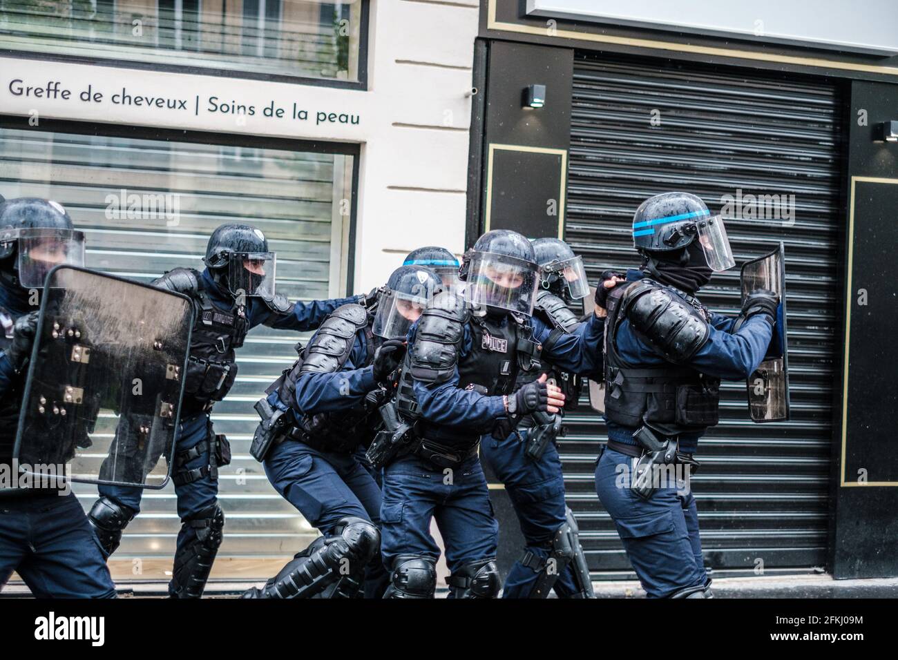 Parigi, Francia. 01 Maggio 2021. I poliziotti si prendono la mano mentre i dimostranti lanciano proiettili durante la dimostrazione. I manifestanti sono scesi per le strade di Parigi come parte delle proteste della Giornata internazionale dei lavoratori per chiedere giustizia sociale ed economica e esprimere la loro opposizione ai piani governativi di cambiare le indennità di disoccupazione. Credit: SOPA Images Limited/Alamy Live News Foto Stock