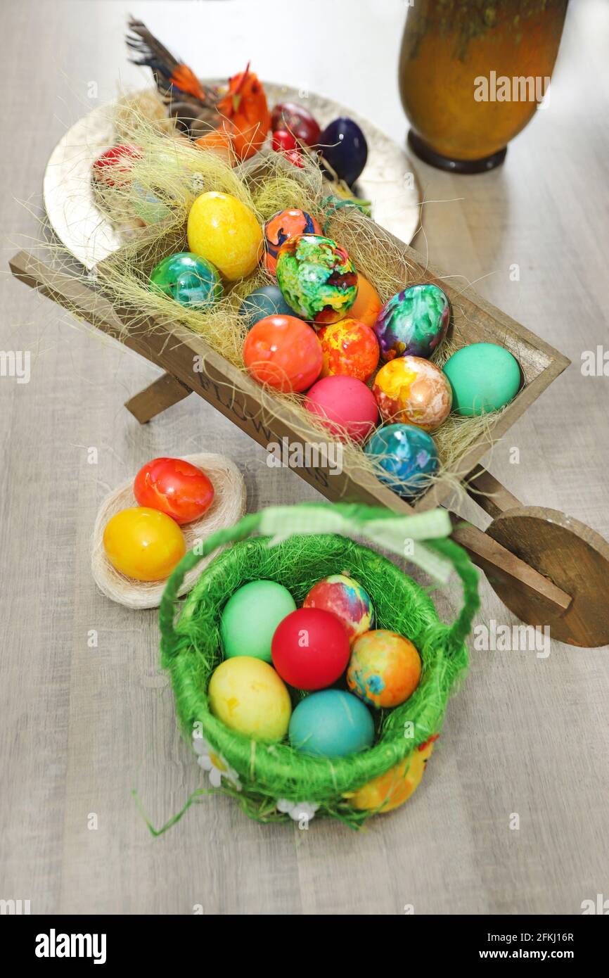 Uova di Pasqua colorate e tinte nella decorazione, verticale Foto Stock