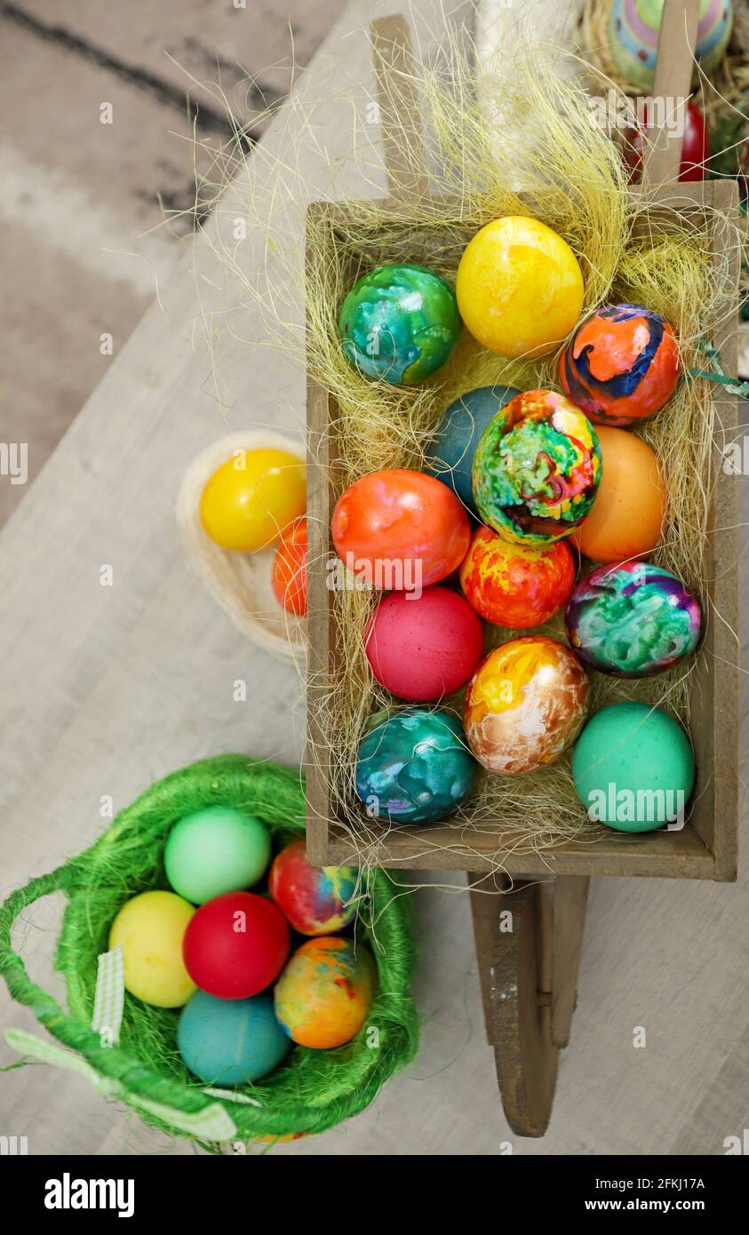 Uova di Pasqua colorate e tinte nella decorazione, verticale Foto Stock