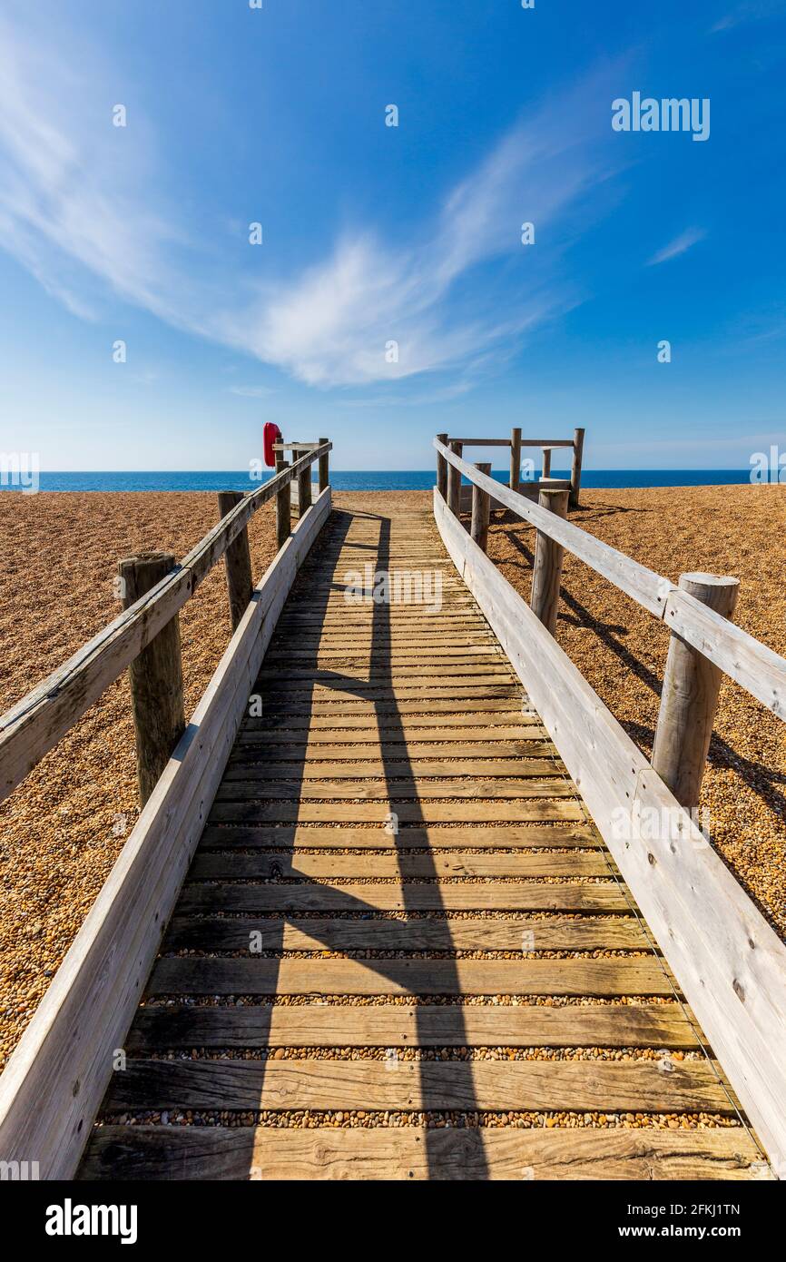 Una passeggiata sul lungomare di Chesil Beach a Dorset, Inghilterra Foto Stock