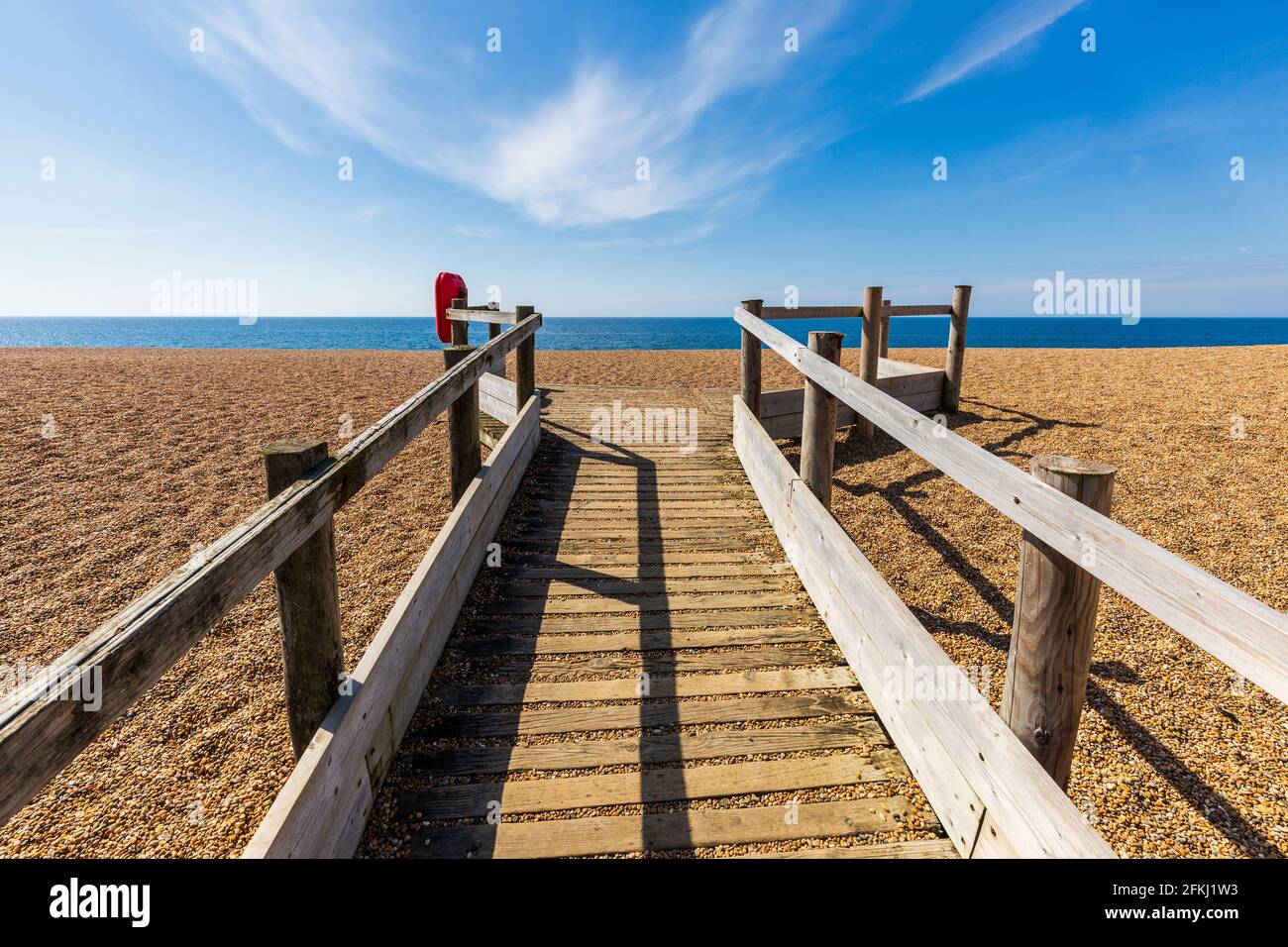 Una passeggiata sul lungomare di Chesil Beach a Dorset, Inghilterra Foto Stock