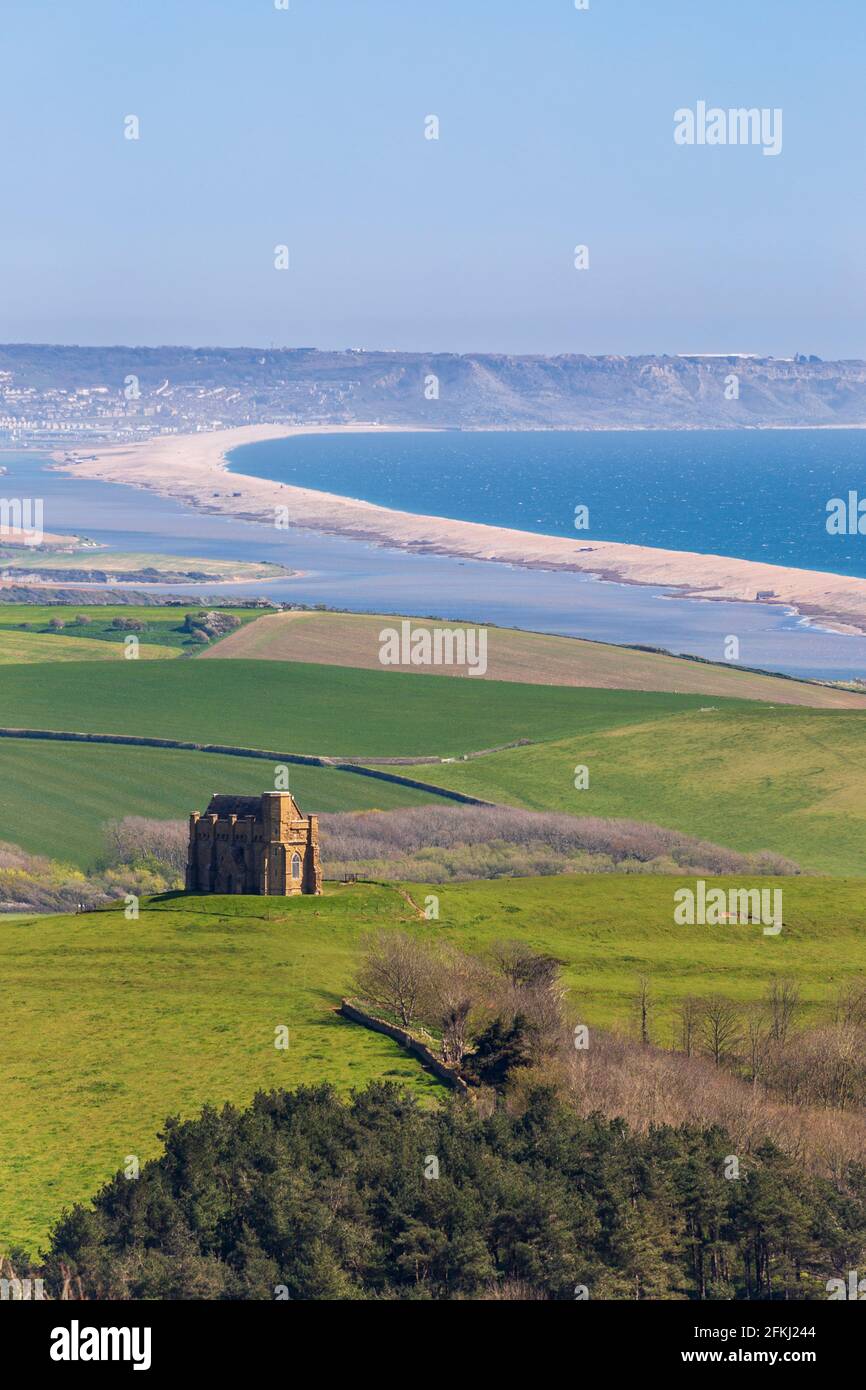 St Catherine's Chapel e Chesil Beach da Abbotsbury Hill, Dorset, Inghilterra Foto Stock