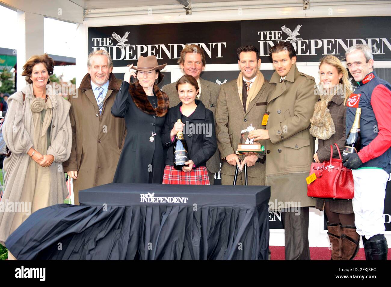 RACING CHELTENHAM IL GIORNALE INDIPENDENTE NOVIZI STEEPLE CHASE. L-R JUDY STEWART MOGLIE DI ANDY.SREWART SIMON E SALLY-ANNE KELNER , ALLENATORE PAUL NICHOLLS FIGLIA MEGAN, ANDY STEWART OWENER, FIGLIO PAUL E MARK, BECKY POYNTON, E RUBINO WALSH.15/11/09. IMMAGINE DAVID ASHDOWN Foto Stock