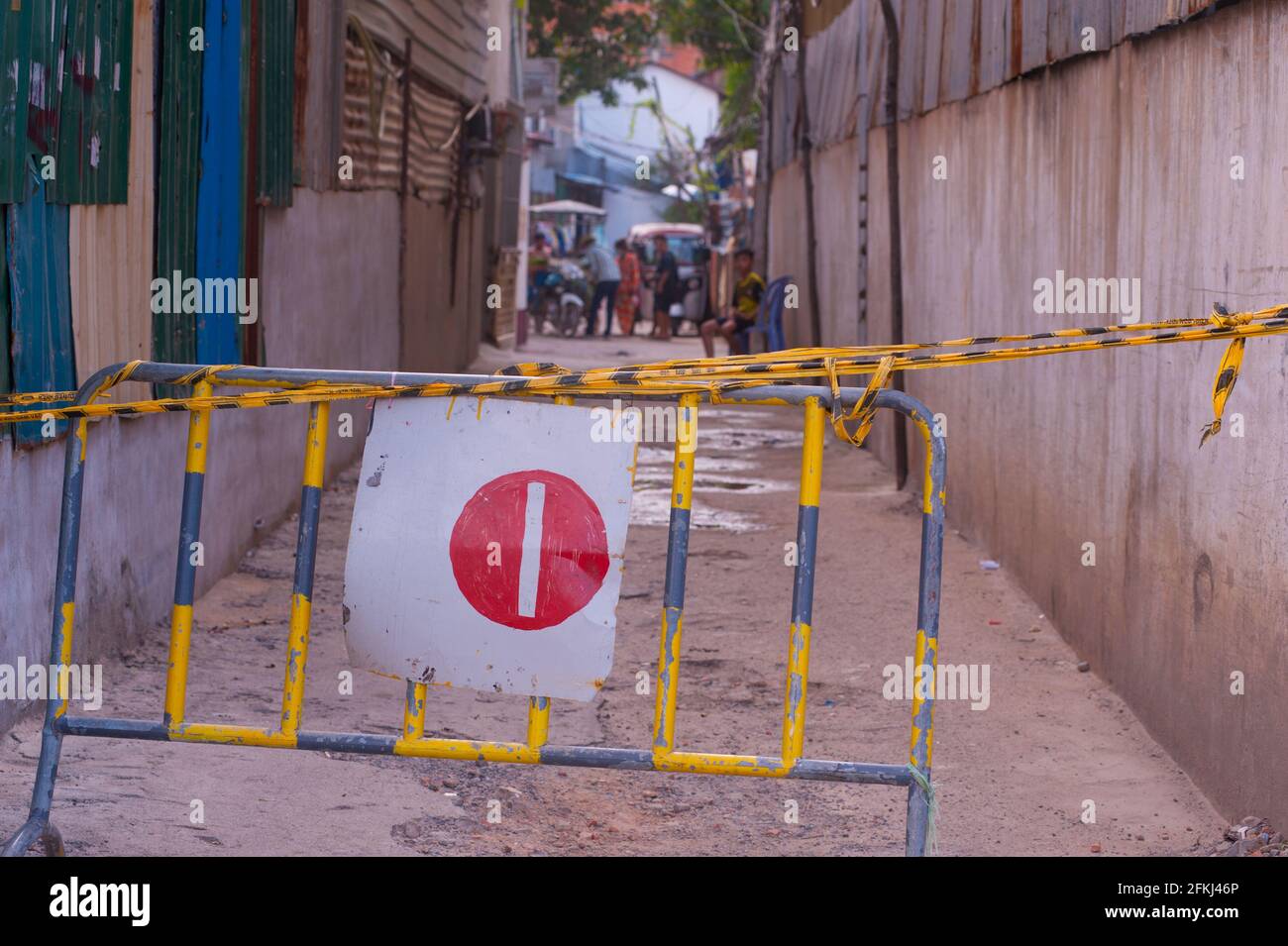 Phnom Penh, Cambogia. 2 maggio 2021. A causa di recenti focolai di COVID - 19 presso fabbriche di abbigliamento e mercati, il governo cambogiano ha imposto un blocco. Il governo ha designato Stueng Meanchey come 'Red zone', tutto è stato chiuso, compresi i negozi di alimentari. I cambogiani nelle 'zone rosse' non hanno quasi accesso al cibo e non sono autorizzati fuori dalle loro case. Molti cambogiani sono in quarantena per le loro strade durante la pandemia del coronavirus. Credit: Kraig Lieb / Alamy Live News Foto Stock