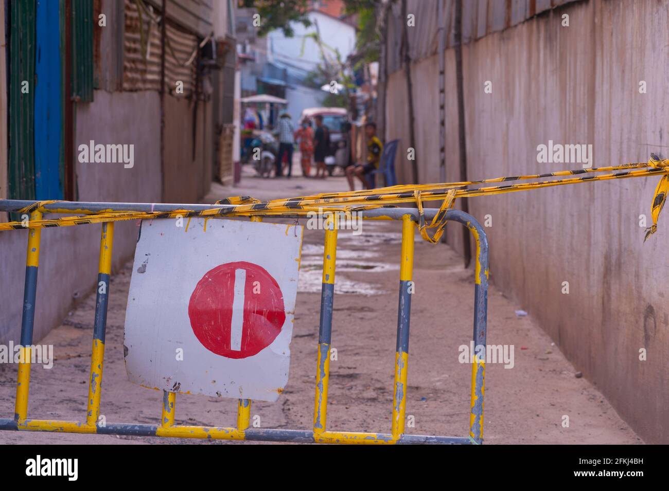 Phnom Penh, Cambogia. 2 maggio 2021. A causa di recenti focolai di COVID - 19 presso fabbriche di abbigliamento e mercati, il governo cambogiano ha imposto un blocco. Il governo ha designato Stueng Meanchey come 'Red zone', tutto è stato chiuso, compresi i negozi di alimentari. I cambogiani nelle 'zone rosse' non hanno quasi accesso al cibo e non sono autorizzati fuori dalle loro case. Molti cambogiani sono in quarantena per le loro strade durante la pandemia del coronavirus. Credit: Kraig Lieb / Alamy Live News Foto Stock
