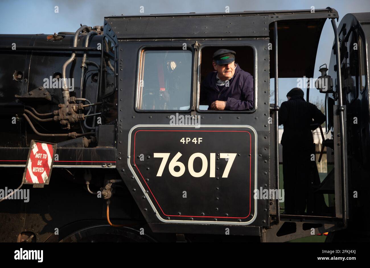 Un conducente sposta la locomotiva a vapore 76017 della British Railways Standard Class 4MT fuori dal cantiere di Rotley prima del terzo giorno della Primavera del Gala a vapore sulla Mid Hants Railway, nota anche come linea di Watercress, nell'Hampshire. Data immagine: Domenica 2 maggio 2021. Foto Stock