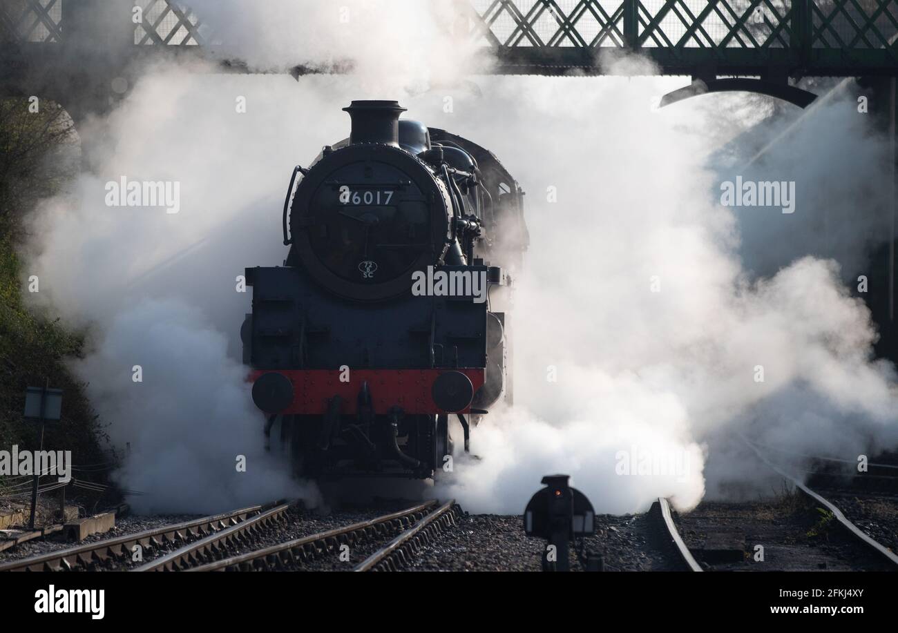 La locomotiva a vapore British Railways Standard Class 4MT 76017 viene spostata nella stazione di Rotley prima del terzo giorno della Primavera del Gala a vapore sulla Mid Hants Railway, nota anche come linea di Watercress, nell'Hampshire. Data immagine: Domenica 2 maggio 2021. Foto Stock