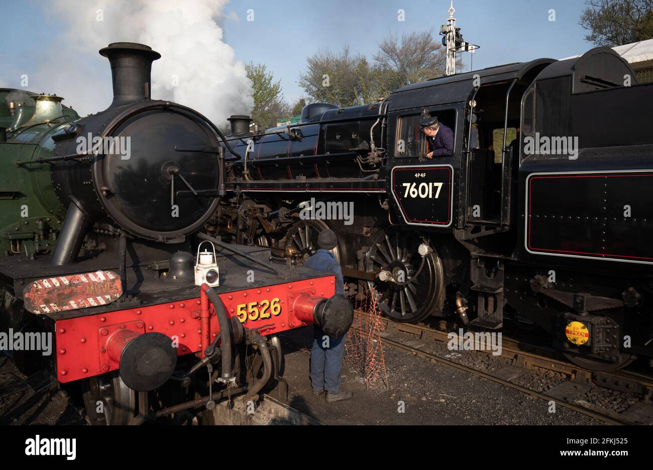 La locomotiva a vapore 76017 (a destra) della British Railways Standard Class 4MT viene spostata nella stazione di Rotley prima del terzo giorno della Spring Steam Gala sulla Mid Hants Railway, conosciuta anche come la linea Watercress, nell'Hampshire. Data immagine: Domenica 2 maggio 2021. Foto Stock