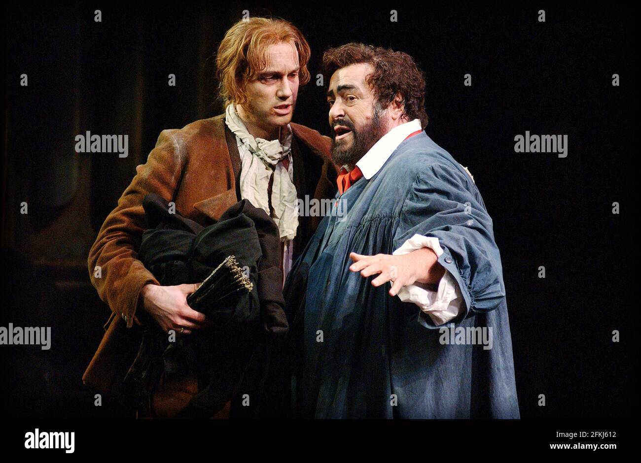 LUCIANO PAVAROTTI COME PITTORE CAVARADOSSI CON GRAEME BROADBENT WHO SUONA ANGELOTTI NELLA PRODUZIONE DELL'OPERA REALE DI TOSCA CHE APRE A COVENT GARDEN VENERDÌ 9 GENNAIO 2001 FOTO ANDY PARADISO Foto Stock