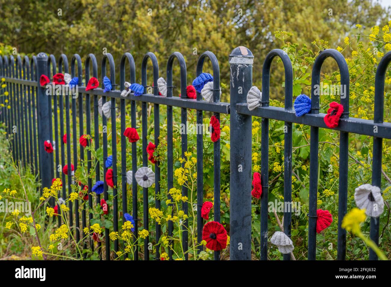 Decorazione di papaveri all'uncinetto Road of Remembrance a Folkestone, Kent, Gran Bretagna Foto Stock