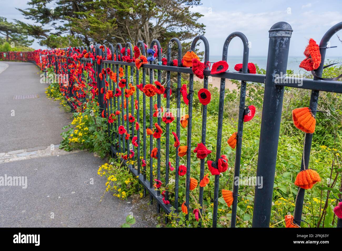 Papaveri rossi all'uncinetto sulla strada della memoria a Folkestone, Kent, Gran Bretagna Foto Stock