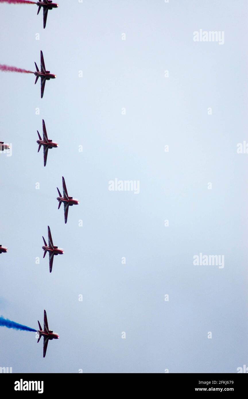 Le frecce rosse mostrano l'avvicinamento temporizzato della squadra volare in volo in volo in volo in volo in alto decollo abbagliante squadre di esibizione acrobatica acrobatica volo tipo formazione Foto Stock