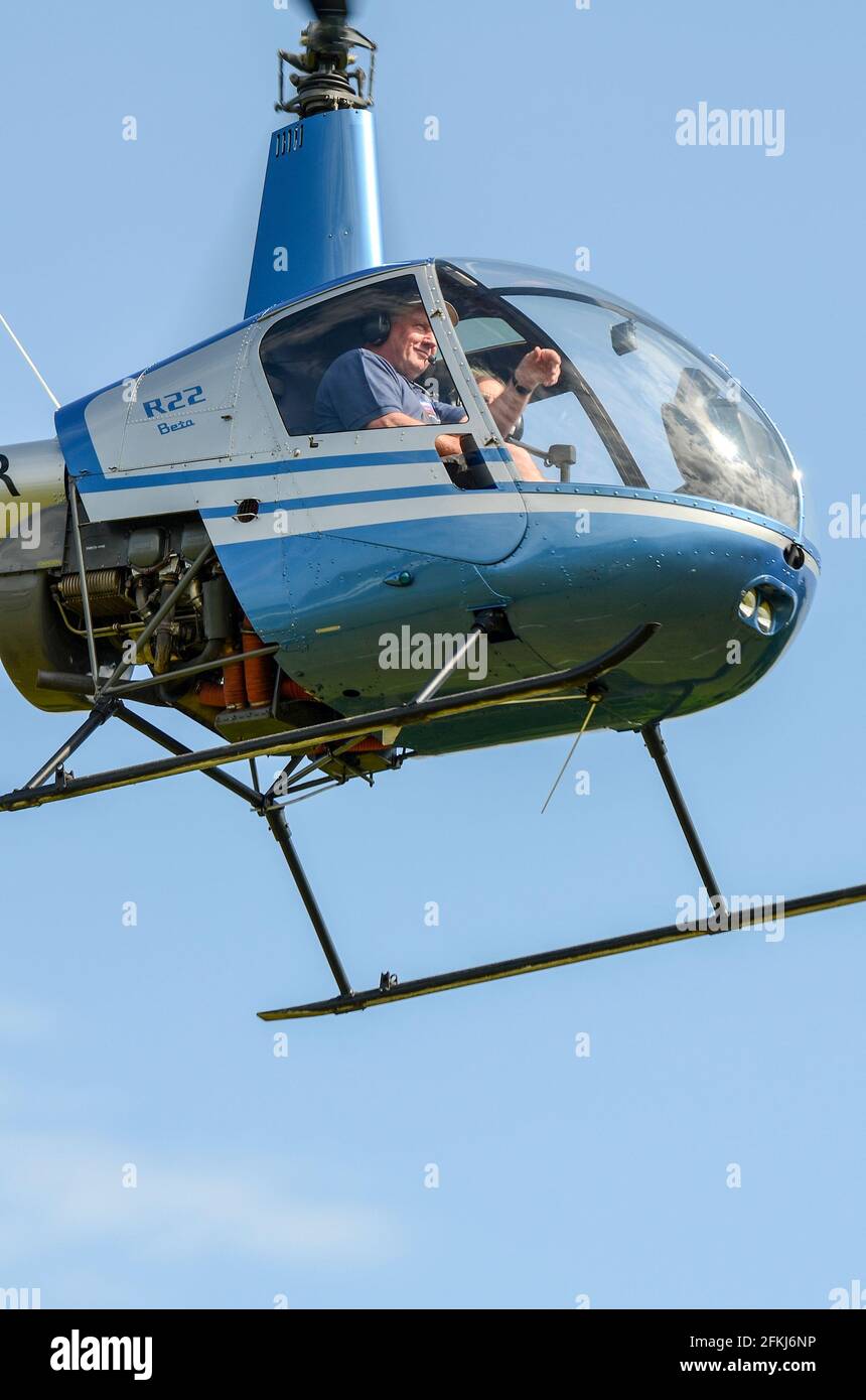 Robinson R22 Beta elicottero front end, con piloti in bubble cockpit. Elicottero di base, piccolo utilizzato per l'allenamento di volo Foto Stock