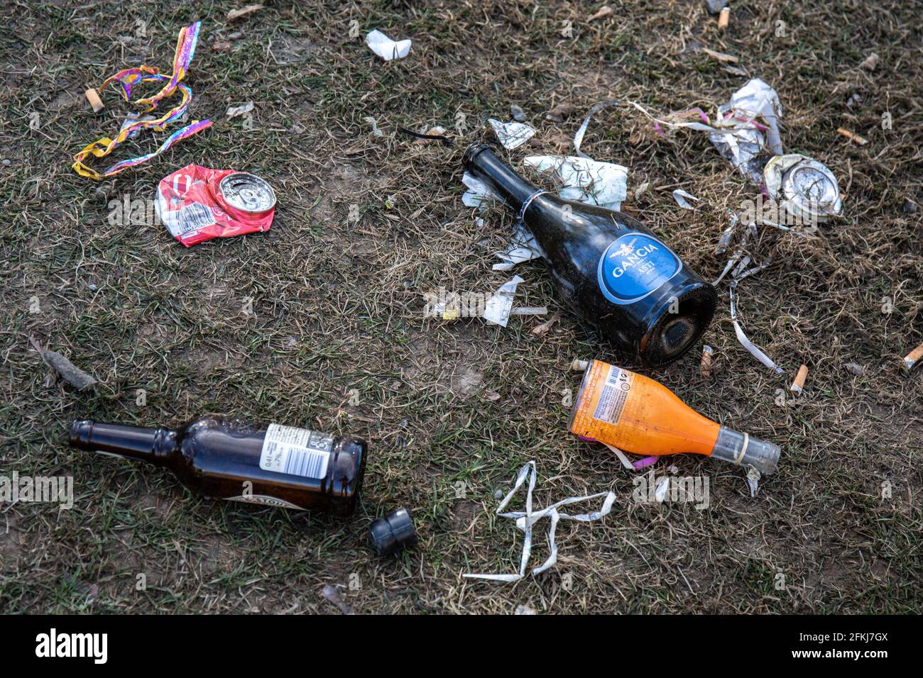 Bottiglie vuote di vino frizzante a terra con altre Cucciolata dopo le celebrazioni della vigilia di maggio Foto Stock