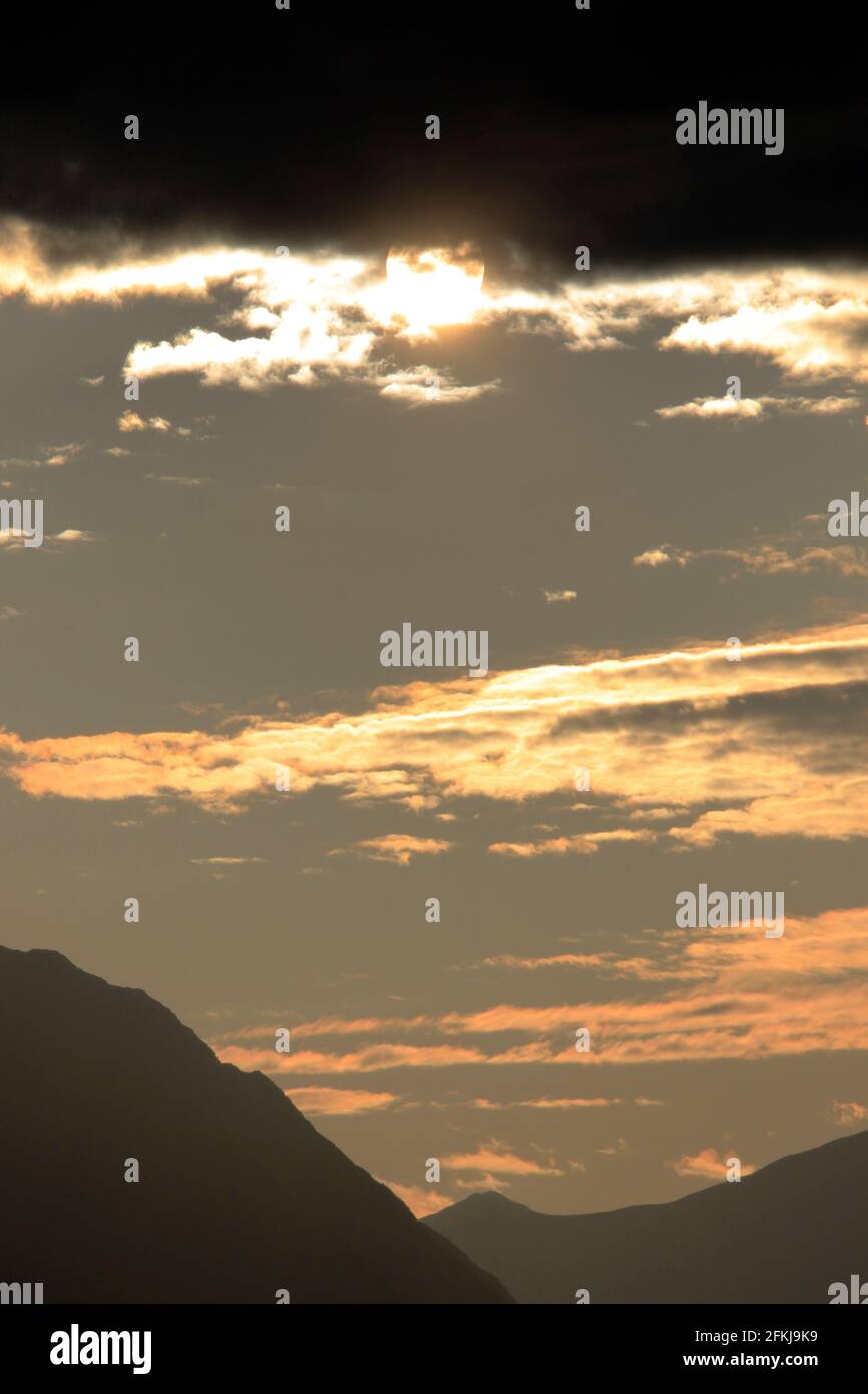 Il sole splende attraverso le nuvole sulle montagne vicino Anchorage Alaska STATI UNITI Foto Stock