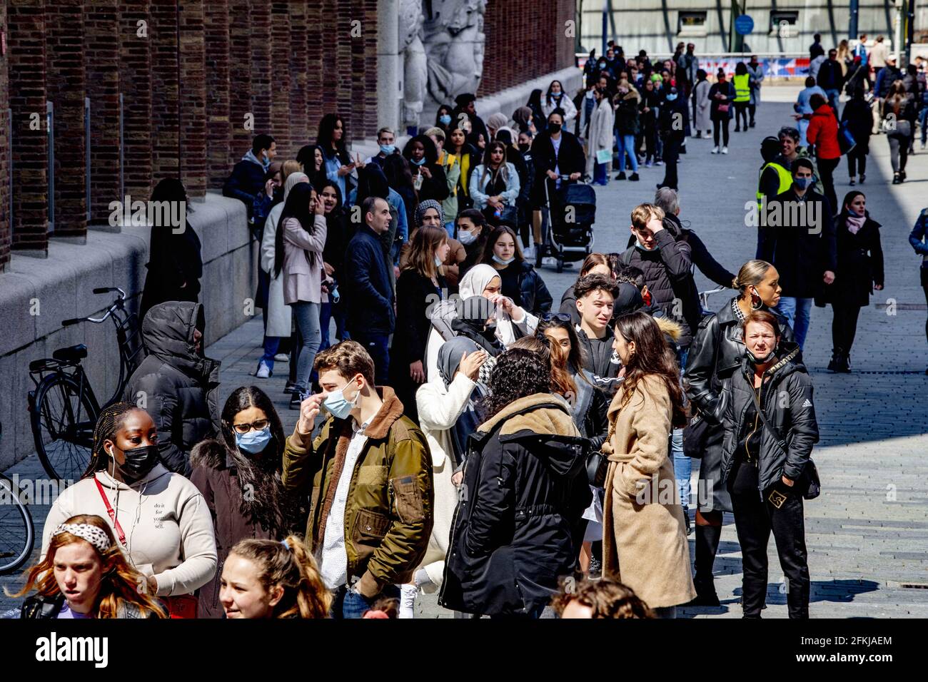 Rotterdam, Paesi Bassi il 1° maggio 2021. In città è pieno di negozi. Lunga coda per i vari negozi del centro dopo che l'allentamento è venuto. Le terrazze si riaprono e si possono entrare negozi da vafgleopn Mercoledì senza un appuntamento. Nonostante la continua pressione sull'assistenza sanitaria, le misure corona sono state allentate oggi. Rotterdam, Paesi Bassi il 1° maggio 2021. Foto di Robin Utrecht/ABACAPRESS.COM Foto Stock