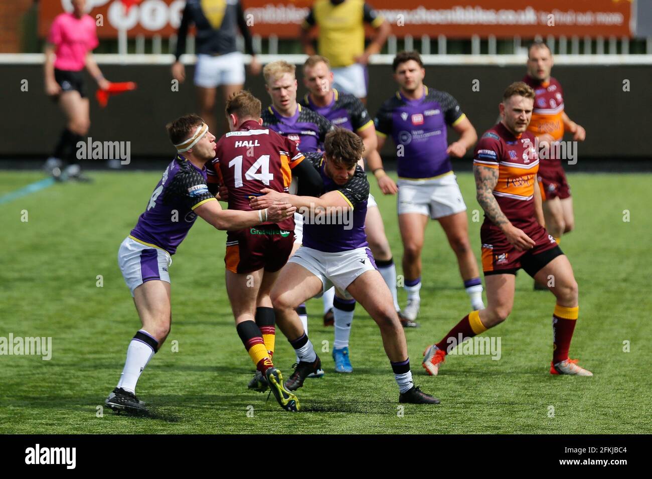 Newcastle, Regno Unito. 20 Marzo 2021. NEWCASTLE UPON TYNE, REGNO UNITO. 2 MAGGIO. Elliott Hall of Batley Bulldogs viene affrontata durante la partita TRA Newcastle Thunder e Batley Bulldogs a Kingston Park, Newcastle, domenica 2 maggio 2021. (Credit: Chris Lishman | MI News) Credit: MI News & Sport /Alamy Live News Foto Stock
