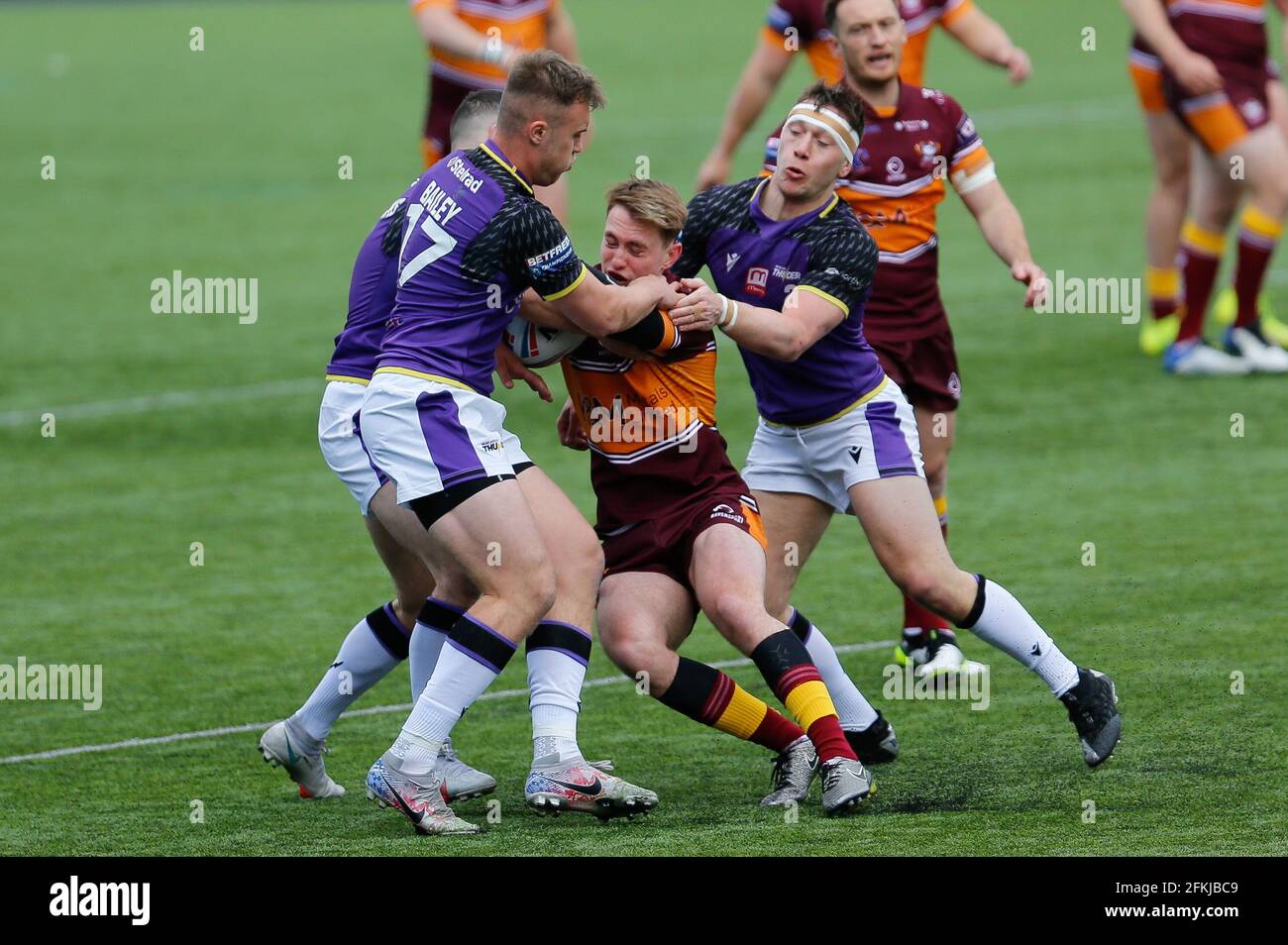 Newcastle, Regno Unito. 20 Marzo 2021. NEWCASTLE UPON TYNE, REGNO UNITO. 2 MAGGIO. Elliott Hall of Batley Bulldogs viene affrontata durante la partita TRA Newcastle Thunder e Batley Bulldogs a Kingston Park, Newcastle, domenica 2 maggio 2021. (Credit: Chris Lishman | MI News) Credit: MI News & Sport /Alamy Live News Foto Stock