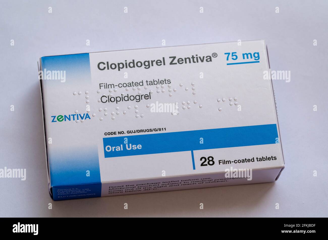 Una scatola di immagini di Clopidogrel Zentiva 75 mg compresse rivestite con film prese da adulti per prevenire la formazione di coaguli di sangue che formano vasi sanguigni (arterie) induriti Foto Stock