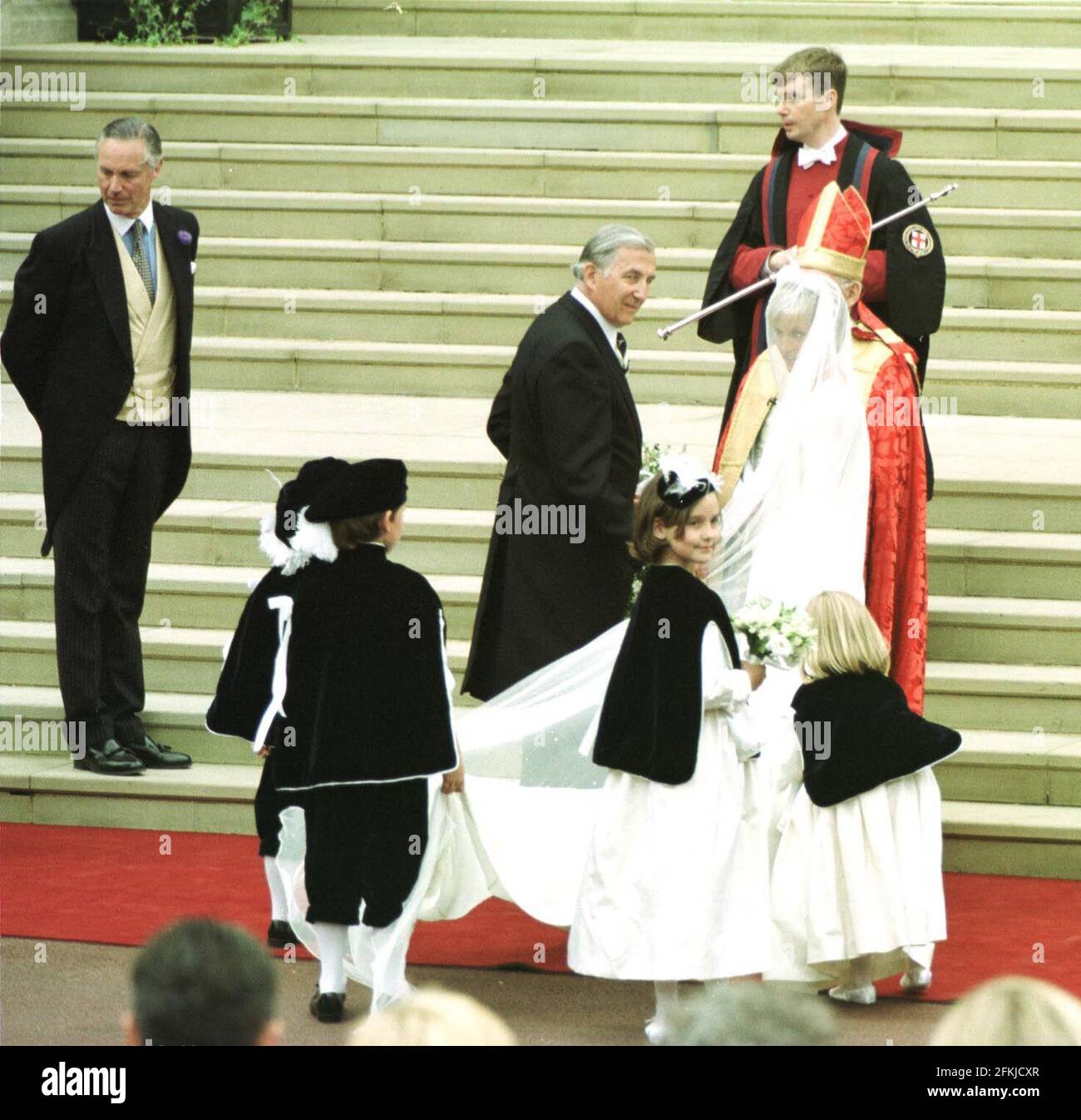 Gli aggiustamenti finali del giugno 1999 sono effettuati sull'abito di Sophie Rhys Jones Prima del suo matrimonio con il Principe Edoardo al Castello di Windsor Foto Stock
