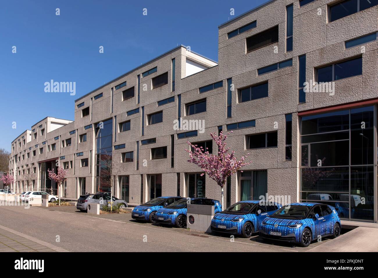 L'edificio degli uffici Zwitschermaschine nel parco industriale e paesaggistico Triotop nel quartiere di Vogelsang, architetto Reinhard Angelis, VW ID.3 compa Foto Stock