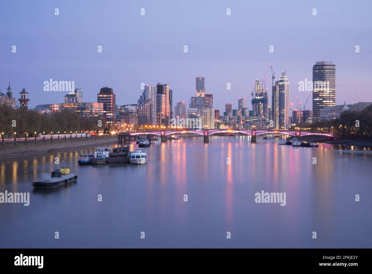 Vauxhall illuminato River Lambeth Bridge luci a LED di Leo Villareal Foto Stock