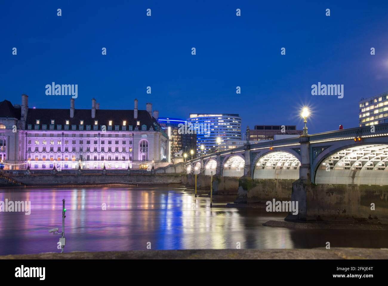 Illuminato River Westminster Bridge luci LED verdi di Leo Villareal Studio Foto Stock