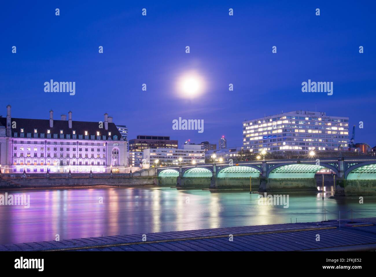 Illuminato River Westminster Bridge luci LED verdi di Leo Villareal Studio Foto Stock