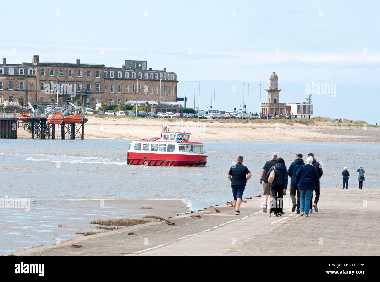 In una forte marea, il traghetto Wyre Rose si avvicina allo scivolo di Knott End dopo la sua traversata di 3 minuti da Fleetwood, Lancashire. Foto Stock