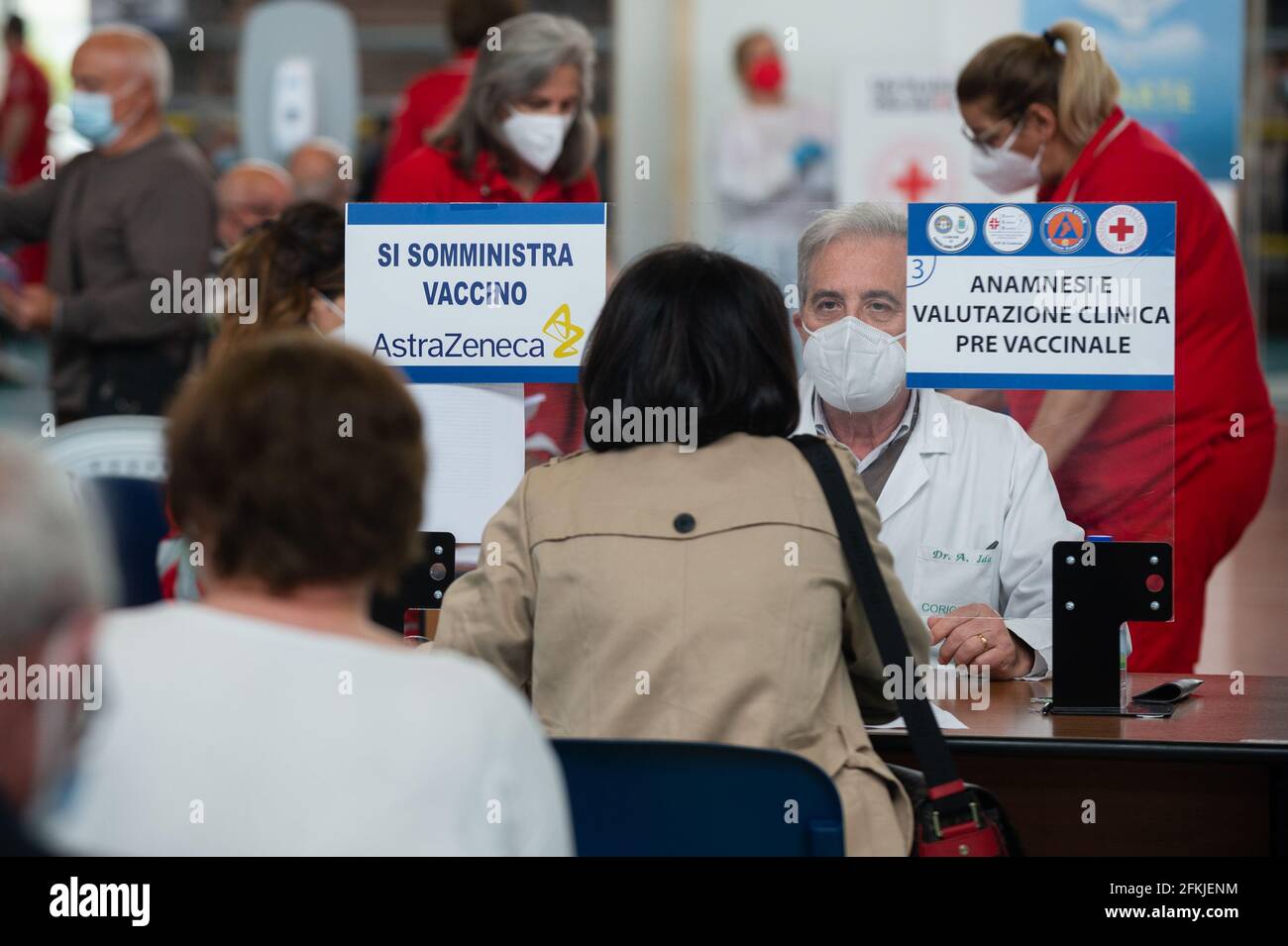 Corigliano Rossano, Italia. 01 Maggio 2021. Corigliano Rossano, Vai Day vaccinazioni in Calabria, migliaia di persone vaccinate nei quattro giorni di vaccinazione in tutti i centri di vaccinazione della regione con la disponibilità di vaccini come AstraZeneca, Pfizer, moderna per combattere Covid-19. Credit: Agenzia fotografica indipendente/Alamy Live News Foto Stock