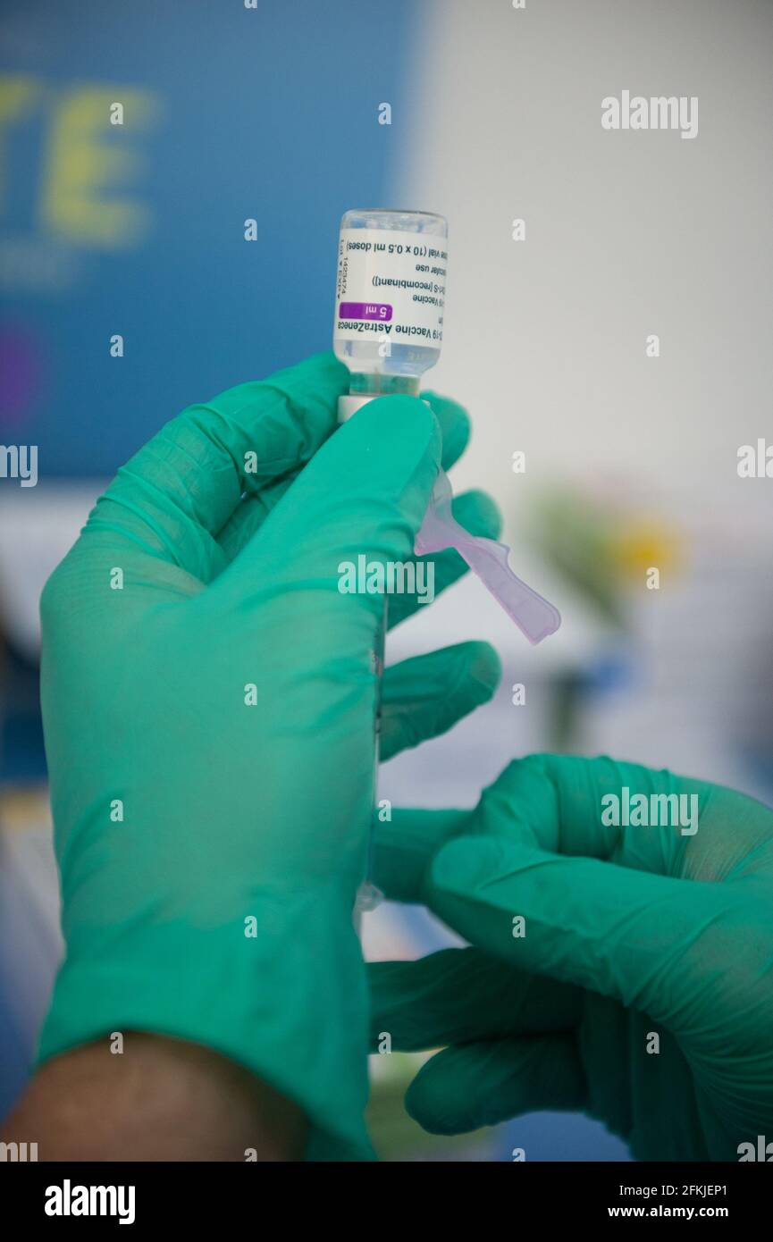 Corigliano Rossano, Italia. 01 Maggio 2021. Corigliano Rossano, Vai Day vaccinazioni in Calabria, migliaia di persone vaccinate nei quattro giorni di vaccinazione in tutti i centri di vaccinazione della regione con la disponibilità di vaccini come AstraZeneca, Pfizer, moderna per combattere Covid-19. Credit: Agenzia fotografica indipendente/Alamy Live News Foto Stock