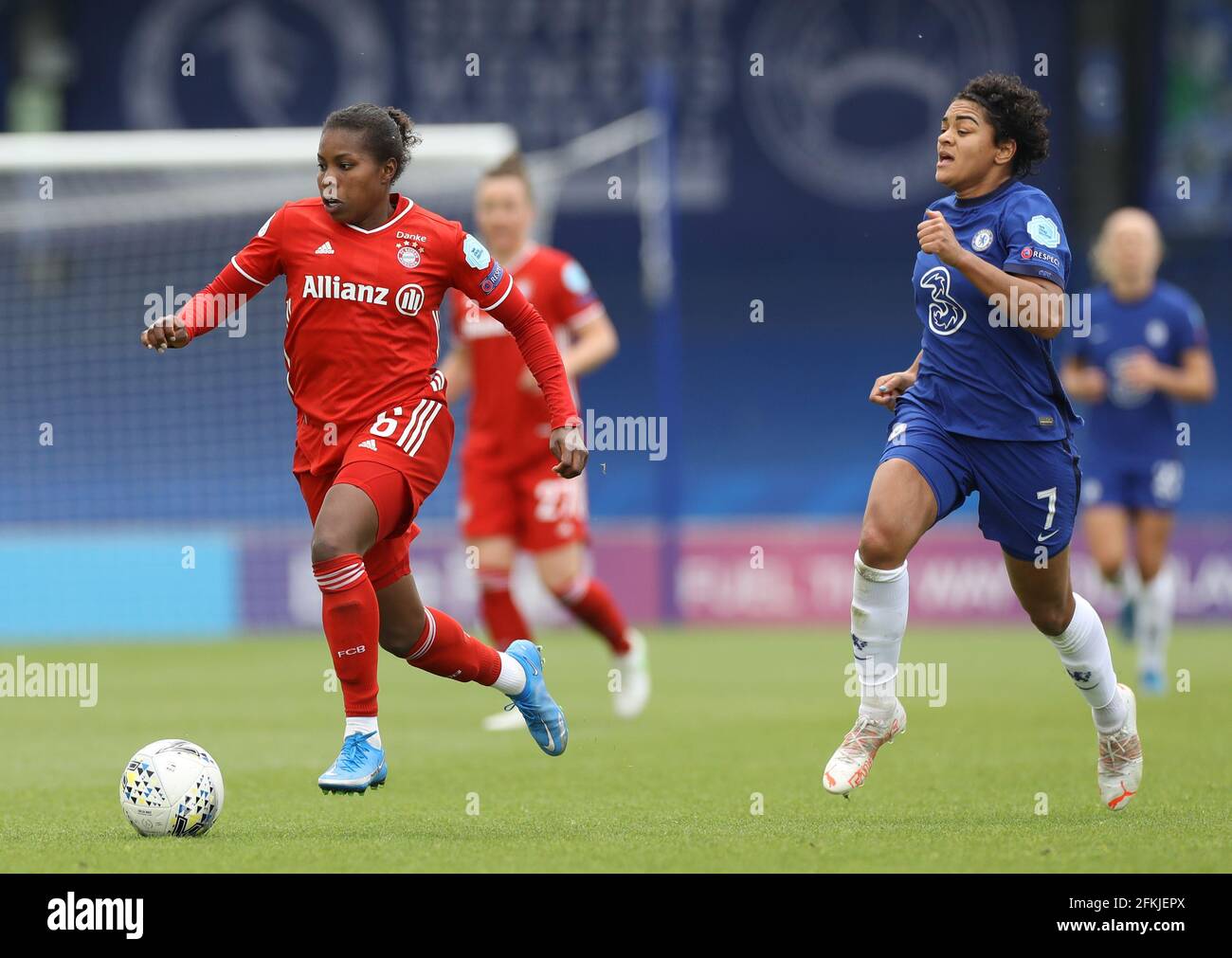 Kington Upon Thames, Inghilterra, 2 maggio 2021. Lineth Beerensteyn di Bayern Munich si spezza di Jess carter di Chelsea durante la partita della UEFA Women's Champions League a Kingsmeadow, Kington Upon Thames. Il credito immagine dovrebbe essere: Paul Terry / Sportimage Credit: Sportimage/Alamy Live News Foto Stock