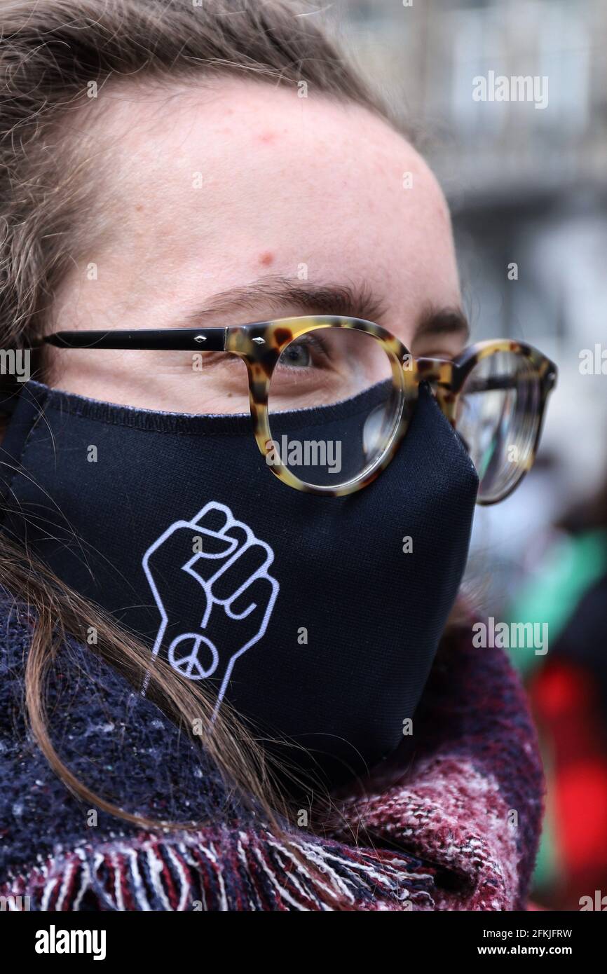 Bruxelles, Belgio. 1 maggio 2021. Le persone si riuniscono per una manifestazione in occasione della Giornata internazionale dei lavoratori. Belgio, Bruxelles, 01/05/2021. Credit: Valeria Mongelli/ZUMA Wire/Alamy Live News Foto Stock