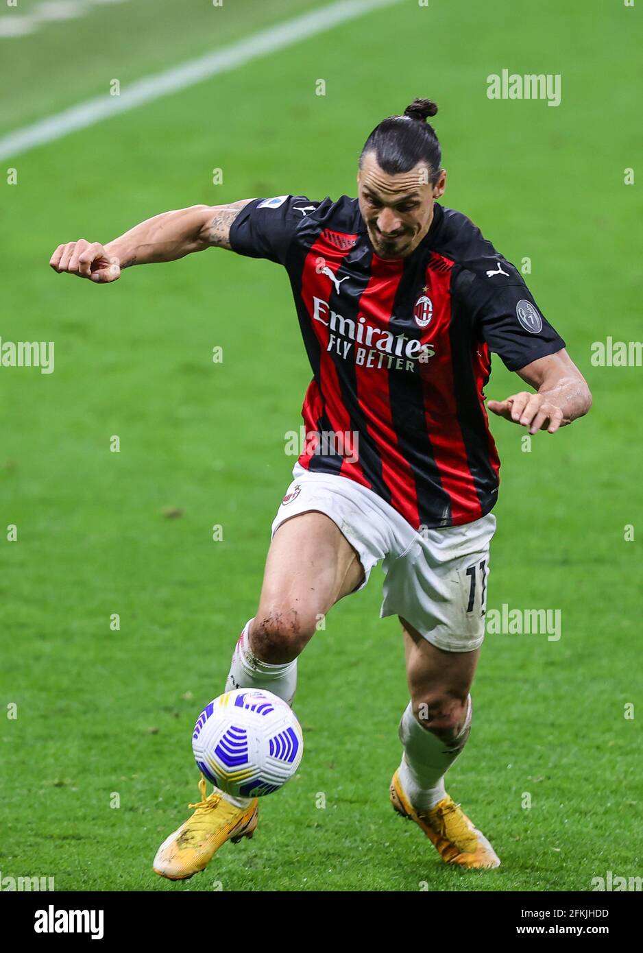 Zlatan Ibrahimovic di AC Milan lotta per la palla contro Luca Caldirola di Benevento Calcio e Gianluca Caprari di BE / LM Foto Stock