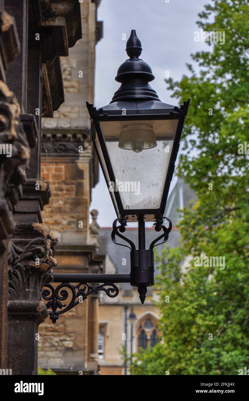 Primo piano della facciata e della lanterna del Trinity College Front Quad, Oxford, Regno Unito. Cielo sovrastato. Foto Stock