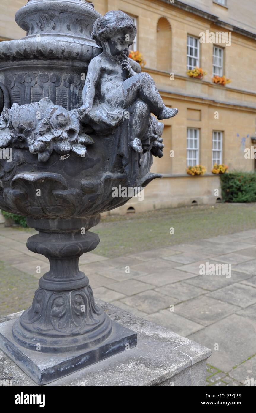 Primo piano di scultura decorativa del Trinity College Garden Quad, Oxford, Regno Unito. Cielo sovrastato. Foto Stock