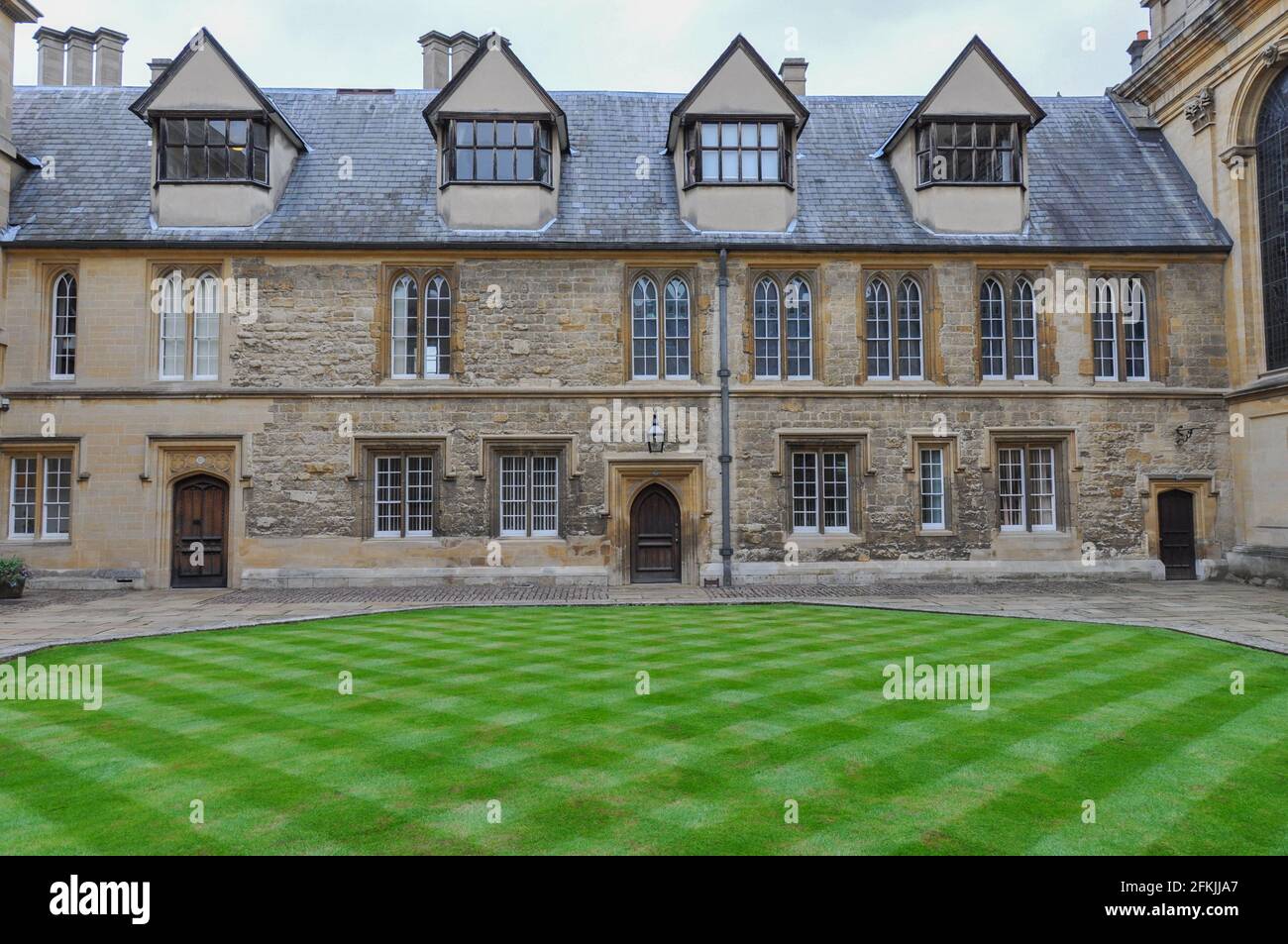 Vista del prato inglese e della facciata dell'edificio dal Trinity College Durham Quad, Oxford, Regno Unito. Cielo sovrastato. Foto Stock