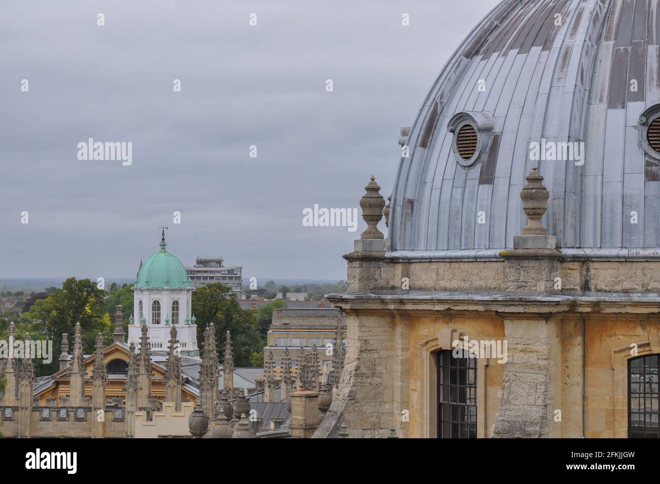 Vista sul tetto degli edifici universitari storici verso Radcliffe Camera, Oxford, Regno Unito. Cielo sovrastato. Foto Stock
