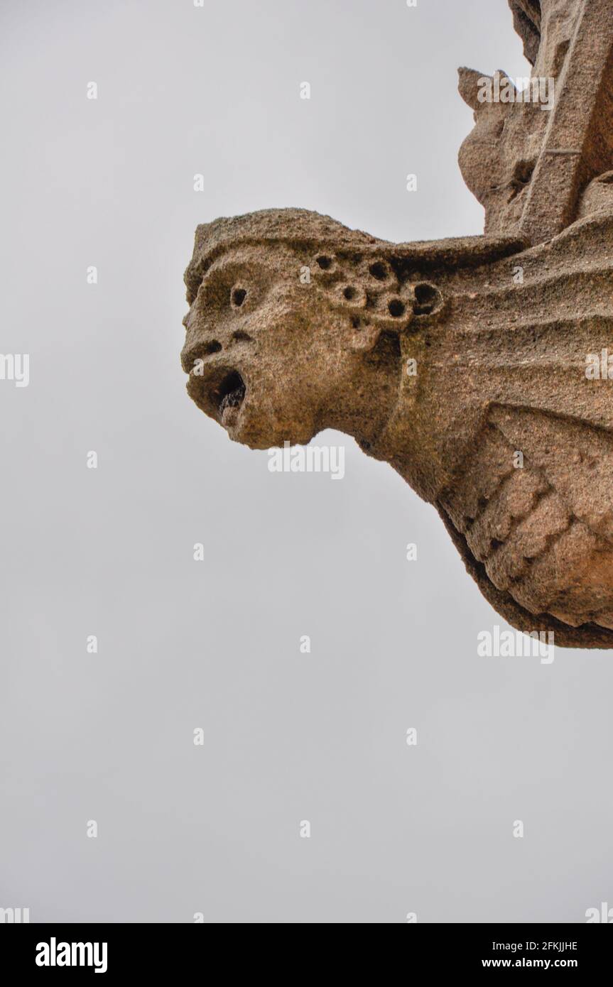 Primo piano di pietra intagliata Gargoyle sulla Chiesa Universitaria di St Mary la Virgin Tower, Oxford, Regno Unito. Cielo sovrastato. Foto Stock