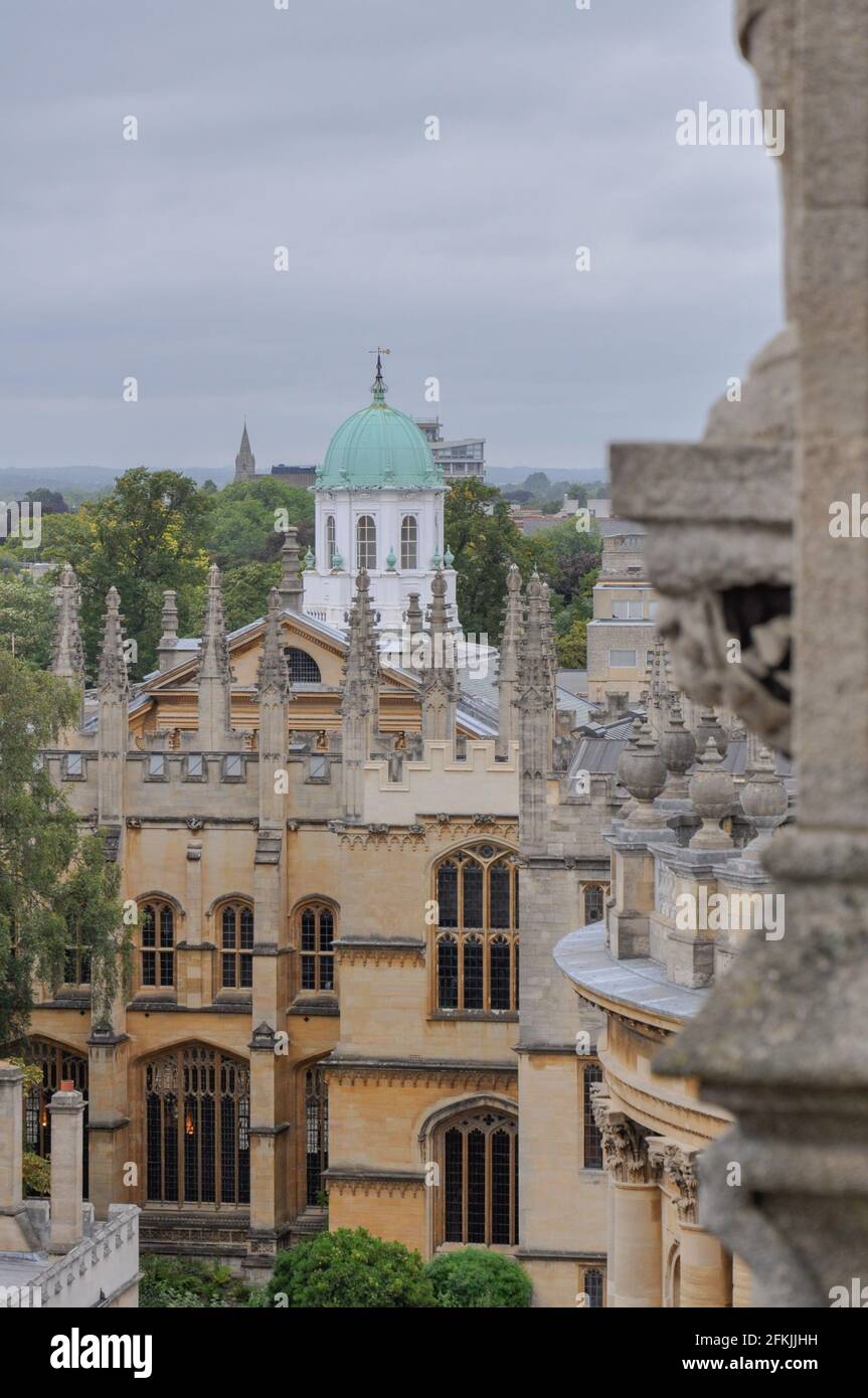 Vista sul tetto degli edifici universitari storici verso il Teatro Sheldonian, Oxford, Regno Unito. Cielo sovrastato. Messa a fuoco selettiva. Foto Stock