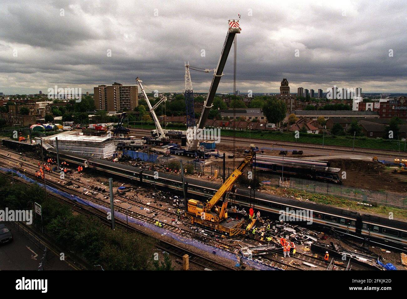 Incidente ferroviario di Paddington 1999Cranes usato per sollevare il relitto di Le sezioni del treno presso il sito del treno Paddington Crash nel coach di sfondo H è coperto di tarpawling mentre gli ufficiali forensi della polizia cercano i detriti per i resti umani Foto Stock