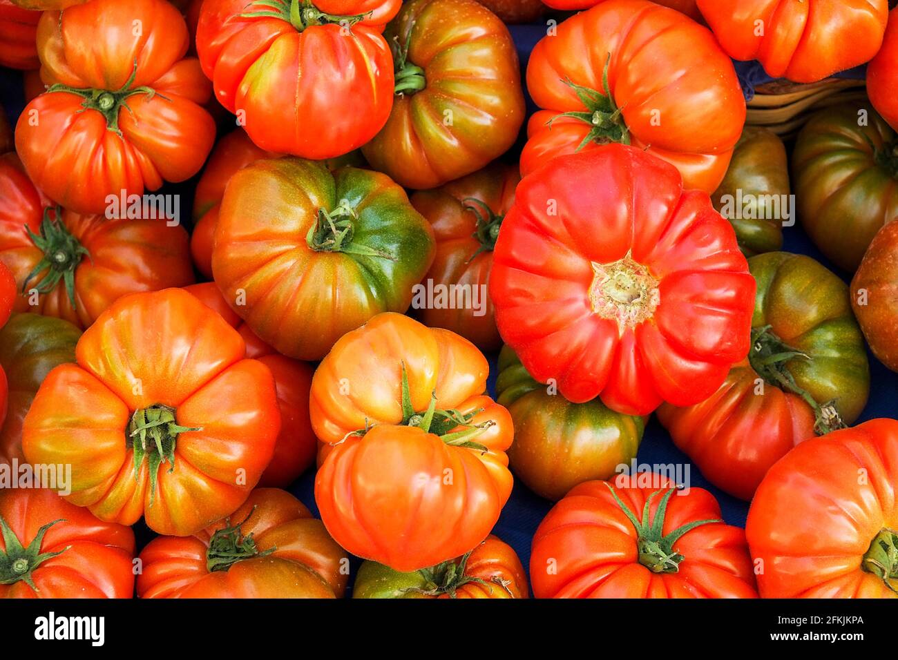 Concetto di cibo pulito. Mazzo di pomodori misti giallo ciliegia freschi e succosi maturi al mercato agricolo di produzione locale. Dieta sana, primavera Foto Stock