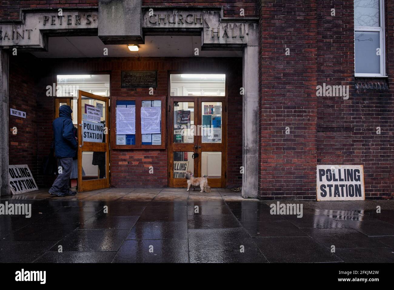 Copertura elettorale generale nel North East Lincolnshire 2019. Scruff alla stazione di polling del St Peter's Church Hall, Cleethorpes. Foto Stock