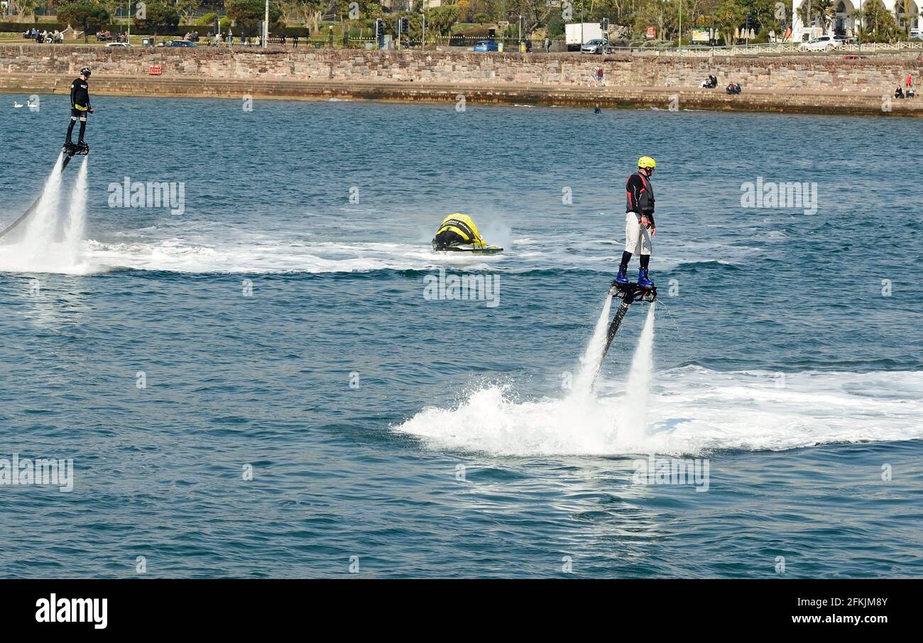 Fly-boarders in azione lungo il lungomare di Torquay in Devon. Foto Stock