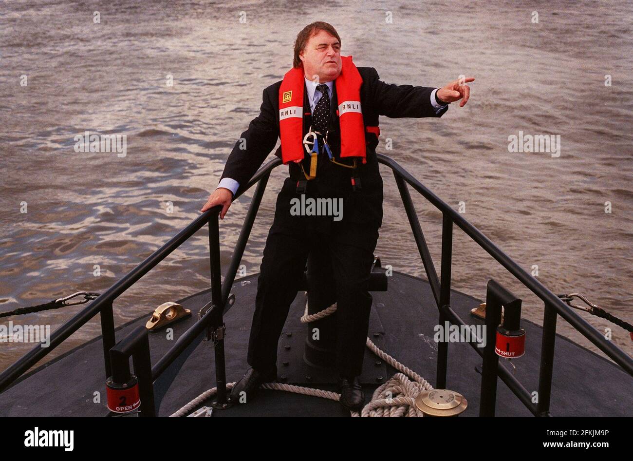 JOHN PRESCOTT A BORDO DELLE IMBARCAZIONI DI SALVATAGGIO NAZIONALI REALI, SEVERN CLASSE TUTTI I BAGNANTI METEO. HA PRESENTATO LA CARITÀ CON UNA TARGA DI PRODOTTO MILLENNIUM SUL TAMIGI. Foto Stock