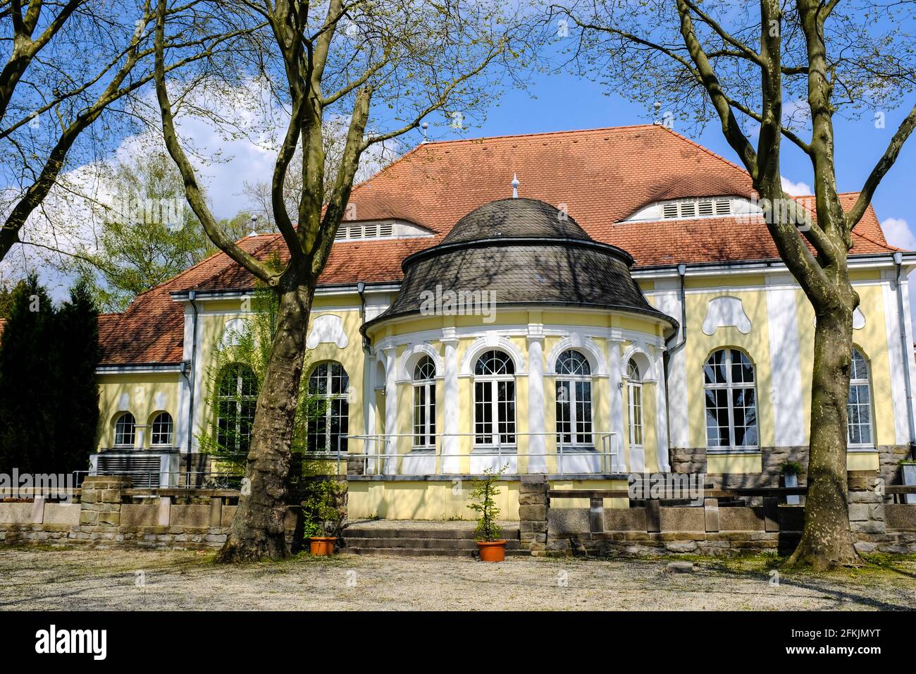 01.05.2021, Essen, Ruhrgebiet, Nordrhein-Westfalen, Deutschland - Verwaistes Restaurationsgebaeude im Steeler Stadtgarten in Essen Foto Stock